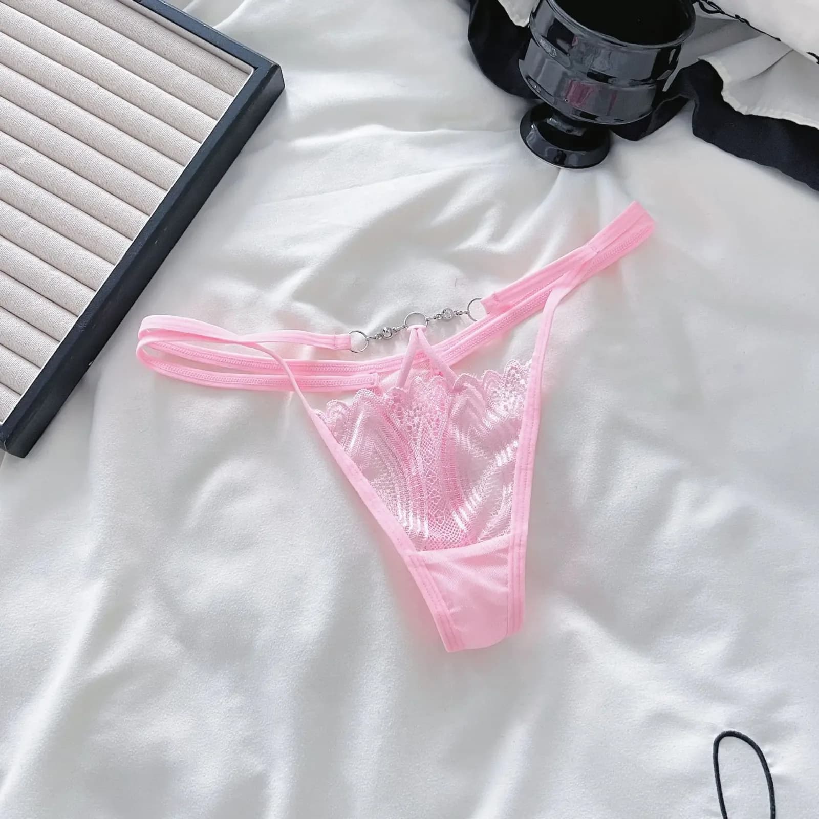 String femme en dentelle avec strass et chaîne, taille basse – photo 3