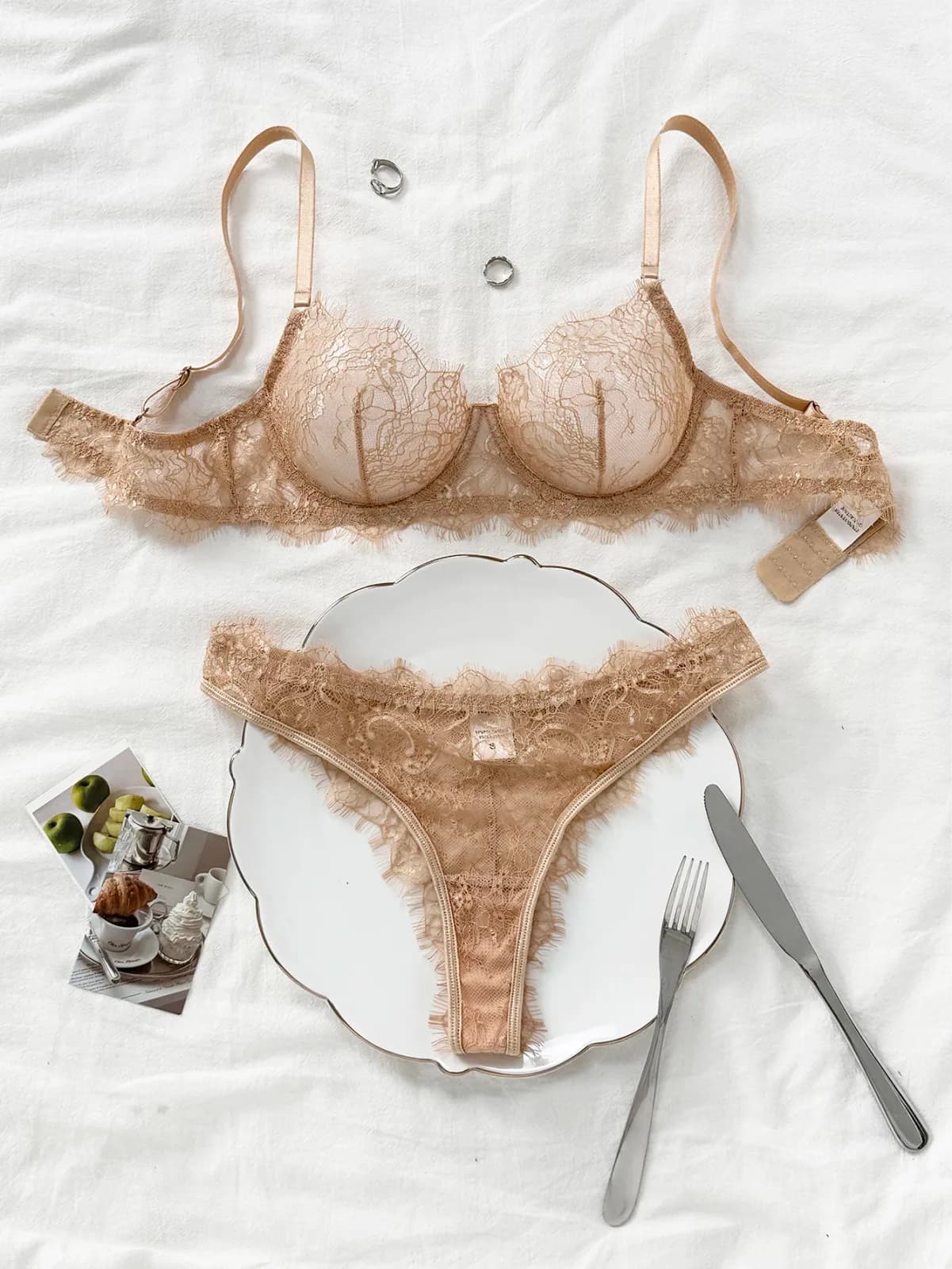 Ensemble soutien-gorge et culotte en dentelle fine style basique pour femme, sans couture, à œillets, confortable, lingerie intime